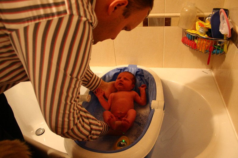 IMG_4295.JPG - Pierwsza kąpiel Adasia (19.10.2011)