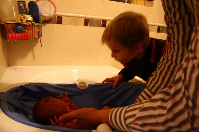 IMG_4299.JPG - Wojtek pomaga kąpać Adasia